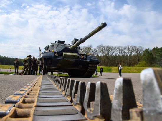Ukrainische Soldaten werden auf dem Truppenübungsplatz Klietz in Sachsen-Anhalt in einen Kampfpanzer vom Typ Leopard eingewiesen.