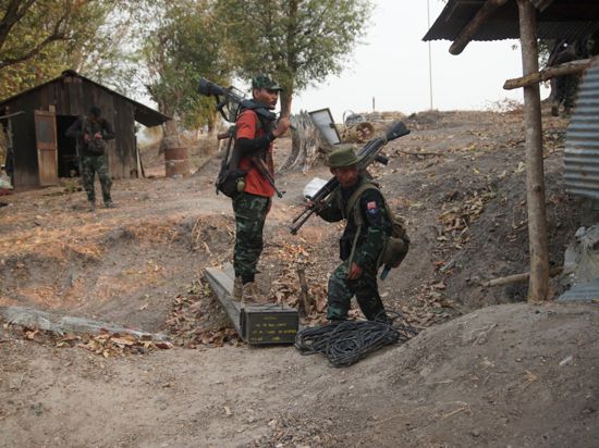 Mitglieder der Karen National Liberation Army sammeln Waffen ein, nachdem sie einen Außenposten der Armee im südlichen Teil der Stadt Myawaddy erobert haben.