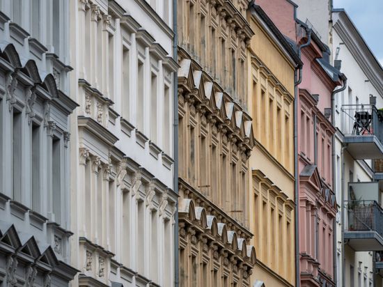 Blick auf sanierte Altbau-Fassaden in Berlin-Prenzlauer Berg. Die Mietpreisbremse in angespannten Wohnungsmärkten soll bis 2029 verlängert werden.