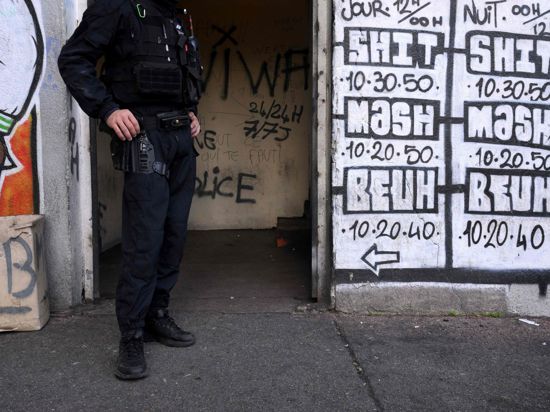 Die Generalinspektion der Nationalpolizei (IGPN) durchsuchte vor einer Woche die führende Abteilung der Kriminalpolizei von Marseille, die für die Aufdeckung der größten Drogengeschäfte zuständig ist.