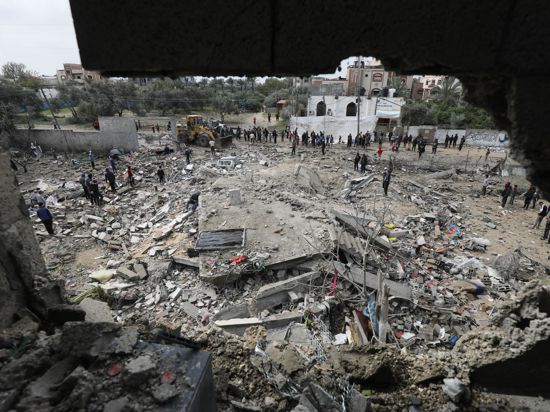 Nach Angaben von Sanitätern wurden bei einem Luftangriff auf ein Wohnhaus in dem Flüchtlingsviertel Nuseirat im zentralen Teil des Gazastreifens mindestens fünf Palästinenser getötet (Archivbild).