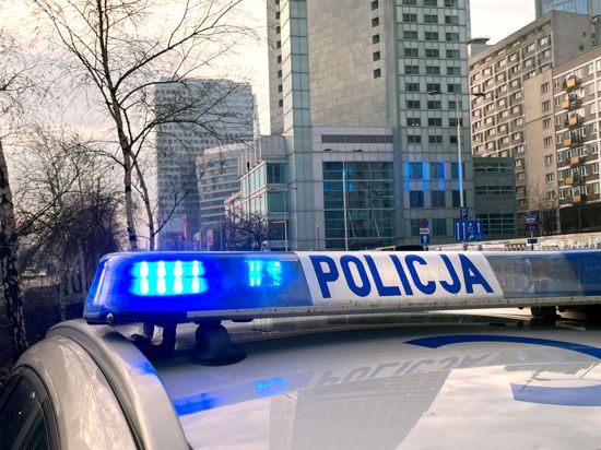Die Polizei in Polen hat drei Männer festgenommen, die jahrelang Lkw während der Fahrt ausräumten.