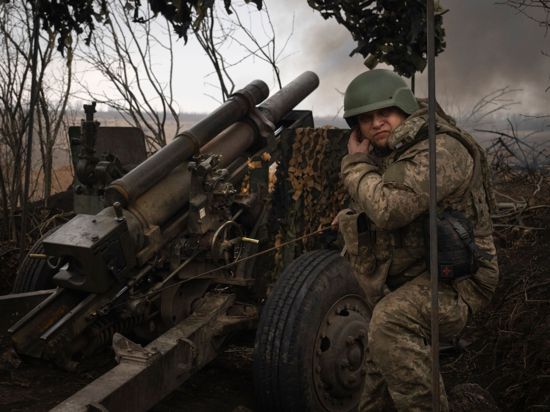 Ukrainische Soldaten der 71. Jägerbrigade feuern eine Haubitze M101 auf russische Stellungen an der Frontlinie bei Awdijiwka ab.