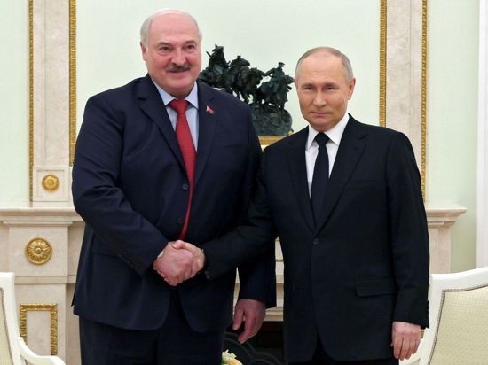 „Leider haben wir eine Reihe von Schlägen gegen unsere Energieobjekte beobachtet in letzter Zeit und waren gezwungen, darauf zu antworten“, sagte Wladimir Putin bei einem Treffen mit dem Machthaber von Belarus, Alexander Lukaschenko.