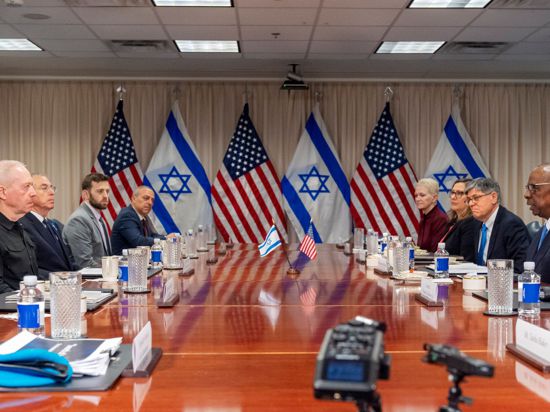 „Ein direkter iranischer Angriff wird eine angemessene israelische Antwort gegen den Iran erfordern“, sagte der israelische Verteidigungsminister Joav Galant (l) in einem Gespräch mit seinem US-Kollegen Lloyd Austin (r).