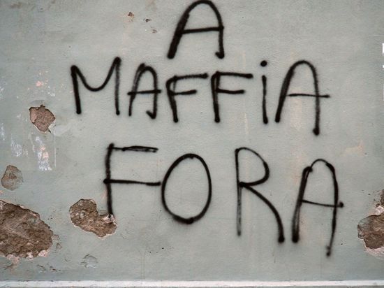 An eine Hausmauer in der korsischen Küstenstadt Bastia steht auf Korsisch geschrieben „Mafia raus“.