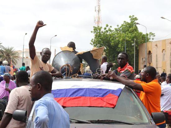 Demonstranten in Nigers Hauptstadt Niamey nach dem Militärputsch im vergangenen Sommer. Der Niger wendet sich wie zuvor seine Nachbarn Mali und Burkina Faso von den westlichen Partnern, insbesondere Ex-Kolonialmacht Frankreich, ab und Russland zu.