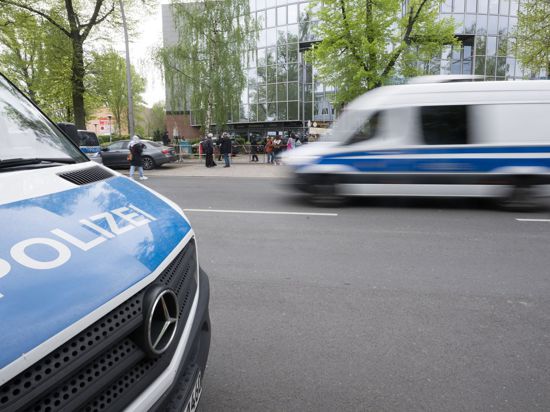Fahrzeuge der Polizei vor der Veranstaltungshalle des „Palästina-Kongresses“ in Berlin-Tempelhof.