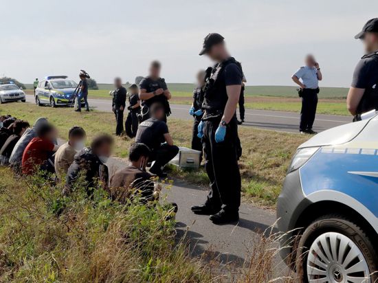 Eine Gruppe von 18 Männern und einer Frau, nach eigenen Angaben aus Syrien, wird nach einem Bürgerhinweis von der Bundespolizei in der Nähe der polnischen Grenze aufgegriffen.