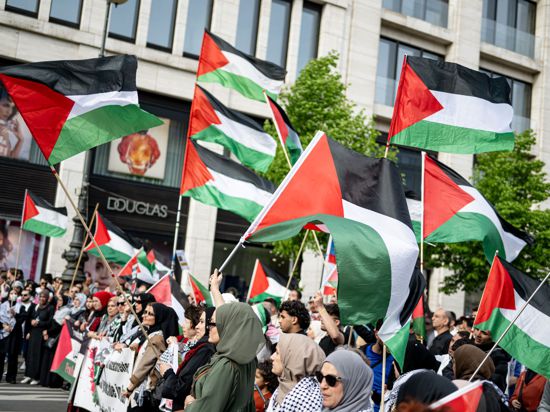 Demonstration nach der Auflösung der „Palästina Konferenz“ in Berlin-Mitte. Die Berliner Polizei hat den umstrittenen Kongress, der eigentlich bis Sonntag dauern sollte, am Freitag aufgelöst.