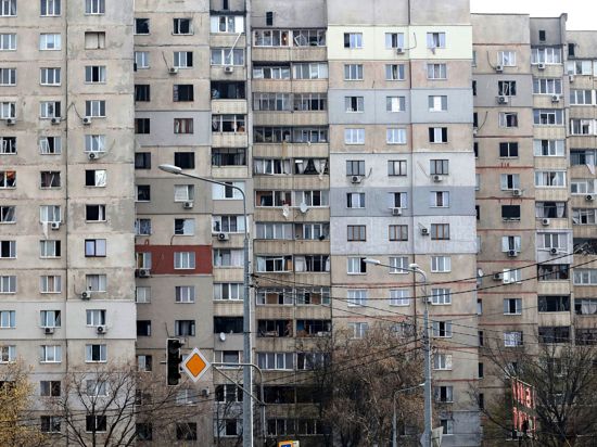 Ein Wohnblock in Charkiw ist nach einem russischen Angriff beschädigt.