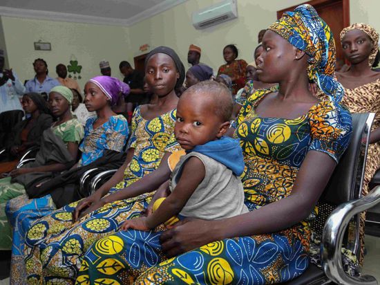 Mädchen aus Chibok, die zuvor aus der Hand islamistischer Extremisten befreit worden waren. (Archiv)