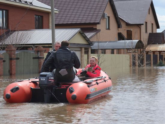In der Region Orenburg stehen noch tausende Häuser unter Wasser.