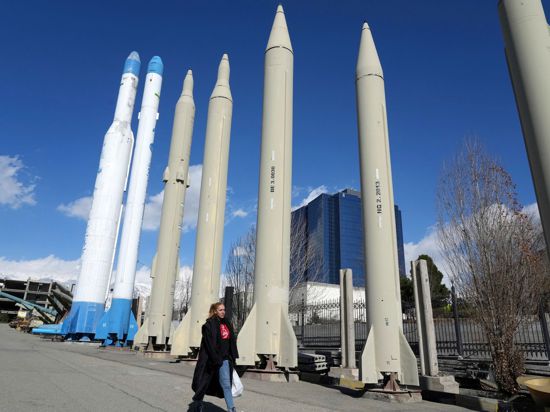Dauerausstellung von im Iran produzierten Raketen und Satellitenträgern in einem Erholungsgebiet im Norden Teherans.