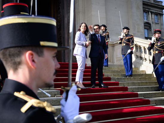Außenministerin Annalena Baerbock wird von ihrem Amtskollegen Stéphane Séjourné am Außenministerium begrüßt.