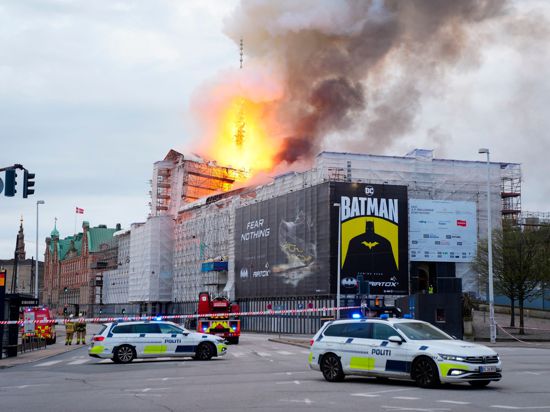 Feuer und Rauch steigen aus der Alten Börse in Kopenhagen.