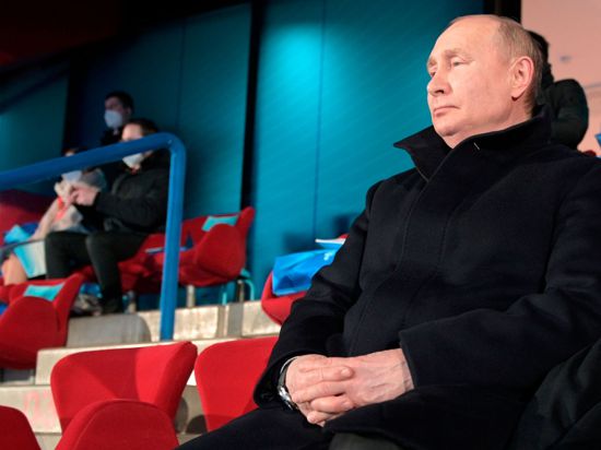 Wladimir Putin verfolgt die Eröffnungsfeier der Olympischen Winterspiele in Peking 2022.
