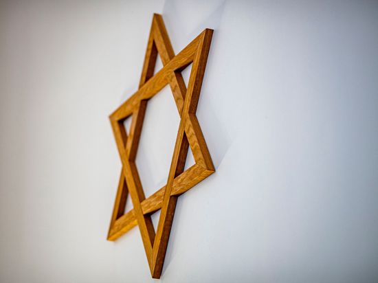 Ein Davidstern hängt an der Wand. „Man muss Antisemitismus sichtbar machen, um ihn bekämpfen zu können“, sagt die Antisemitismusbeauftragte der Europäischen Kommission, Katharina von Schnurbein.