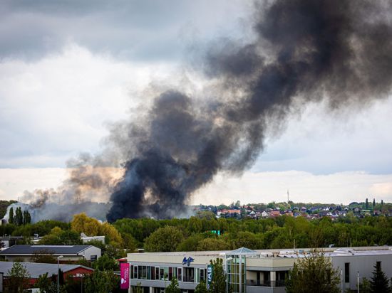 Rauch steigt bei dem Großbrand in einem Braunschweiger Industriegebiet in den Himmel.