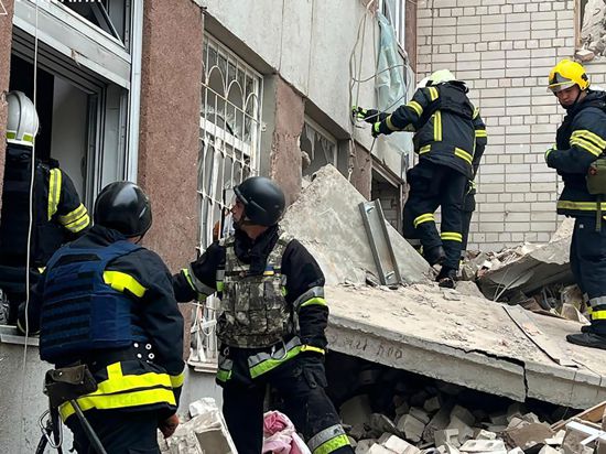 Rettungskräfte an einem zerstörten Gebäude in Tschernihiw.