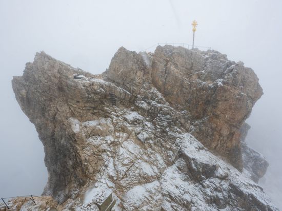 Nebelwolken und Schneetreiben im Juli 2023 auf der Zugspitze (2962 Meter).