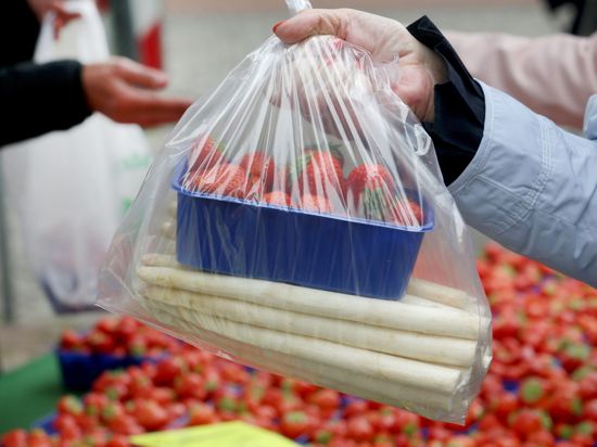 Erdbeeren und Spargel werden gern gemeinsam gekauft.