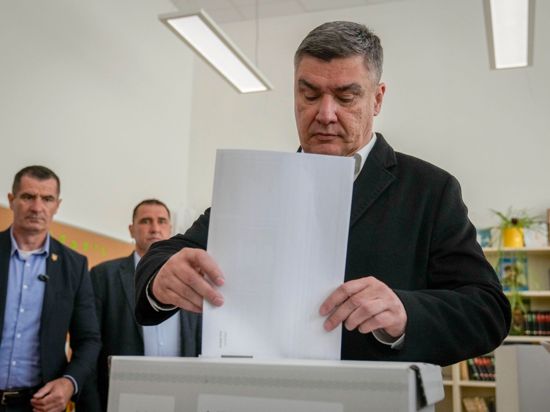 Kroatiens Präsident Zoran Milanovic gibt seine Stimme in einem Wahllokal in Zagreb ab.