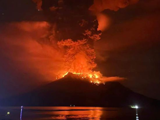Lava glüht im Krater des Vulkans Ruang auf den Sanguine-Inseln in Indonesien.