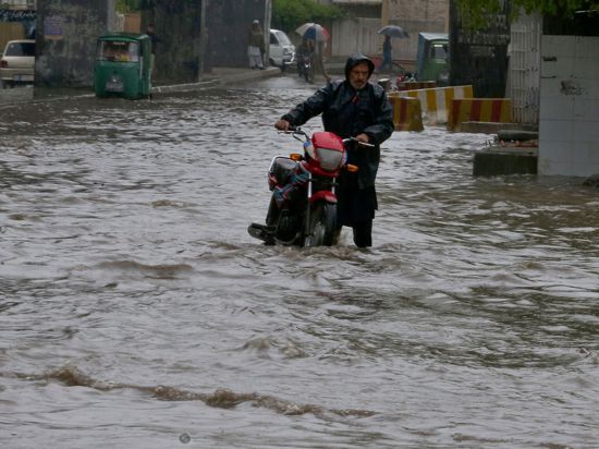 Starke Regenfälle haben die Straßen im pakistanischen Peschawar überschwemmt. In Pakistan sind bei für diese Jahreszeit ungewöhnlich starken Regenfällen mehrere Menschen ums Leben gekommen.