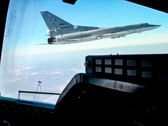 Videostandbild eines Überschallbombers vom Typ Tupolew Tu-22M3 der russischen Luftwaffe (Archivbild). Nach Moskauer Angaben stürzte das Flugzeug im südrussischen Gebiet Stawropol bei der Rückkehr von einem Kampfeinsatz ab.
