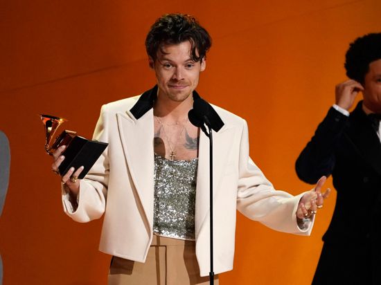 Harry Styles mit dem Preis für das Album des Jahres bei der Grammy-Verleihung 2023.