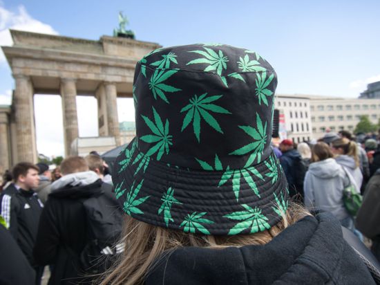 Tausende Menschen feierten am Brandenburger Tor bei der Kundgebung und dem Fest zur Legalisierung von Cannabis.