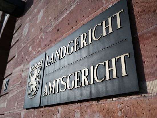 Ein Schild mit der Aufschrift „Landgericht Amtsgericht“ ist an der Fassade des Gerichtsgebäudes angebracht.