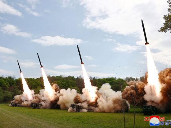 Die von der staatlichen nordkoreanischen Nachrichtenagentur ur Verfügung gestellte Aufnahme sollen eine Raketenübung an einem nicht genannten Ort zeigen.