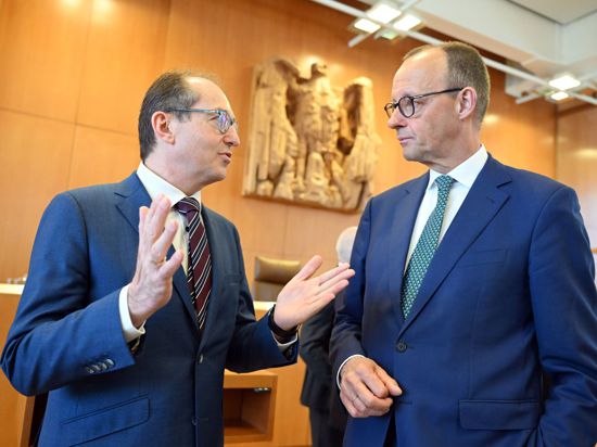 CDU-Chef Friedrich Merz (r.) und der Vorsitzende der der CSU, Alexander Dobrindt, im Bundesverfassungsgericht.