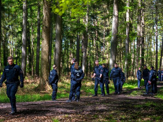 Einsatzkräfte suchen im niedersächsischen Bremervörde nach einem vermissten sechs Jahre alten Kind.
