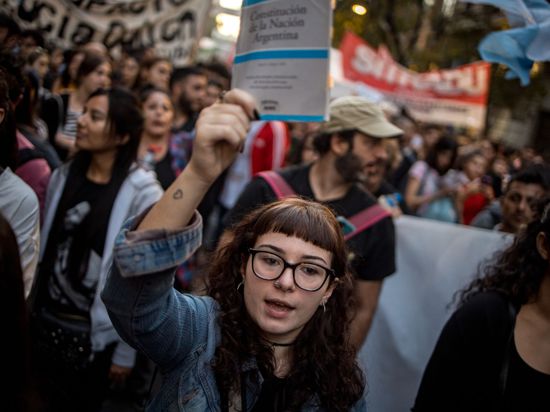 Zahlreiche Menschen forderten finanzielle Unterstützung für staatliche Hochschulen und Universitäten in Argentinien.