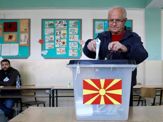 Stimmabgabe in einem Wahllokal in der Hauptstadt Skopje.