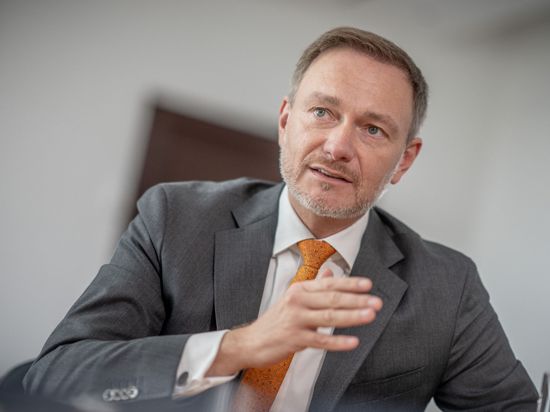 Finanzminister Christian Lindner will Grund- und Kinderfreibetrag rückwirkend anheben.