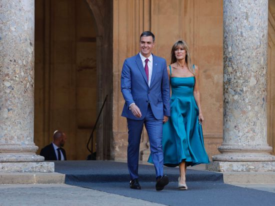 Spaniens Regierungschef Pedro Sanchez zusammen mit seiner Ehefrau Begona Gomez beim Gipfeltreffen der Europäischen Politischen Gemeinschaft in der Alhambra in Granada.