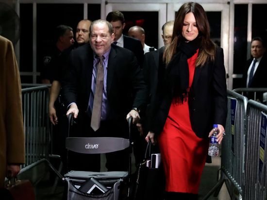 Harvey Weinstein (Mitte l), Filmproduzent aus den USA, verlässt 2020 den Gerichtssaal.