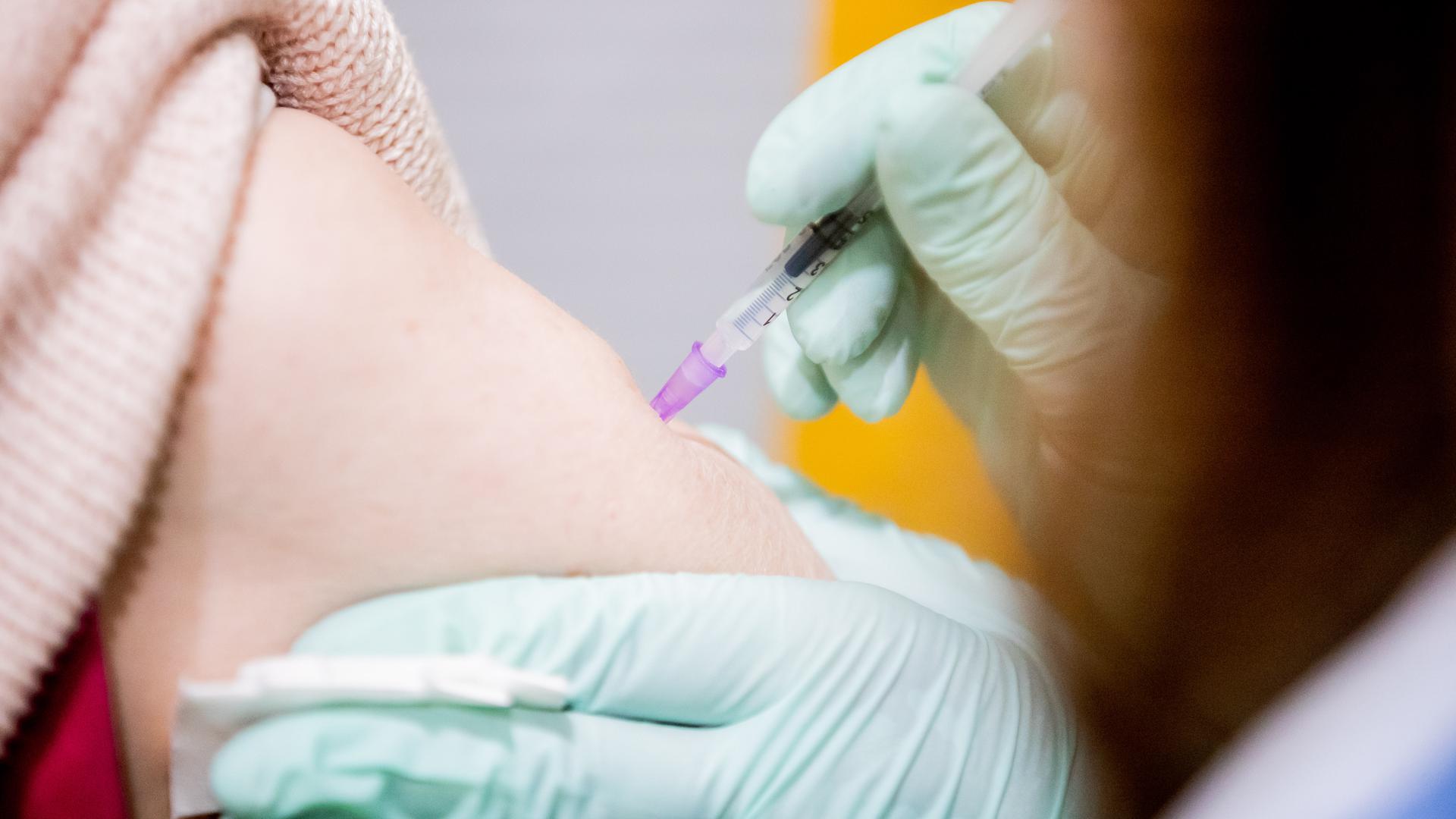 Eine Ärztin impft im Corona-Impfzentrum Messe Berlin eine Patientin mit dem BioNTech-Pfizer-Impfstoff. 