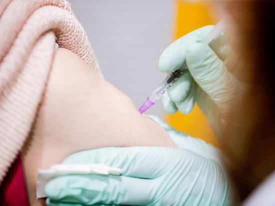 Eine Ärztin impft im Corona-Impfzentrum Messe Berlin eine Patientin mit dem BioNTech-Pfizer-Impfstoff. 