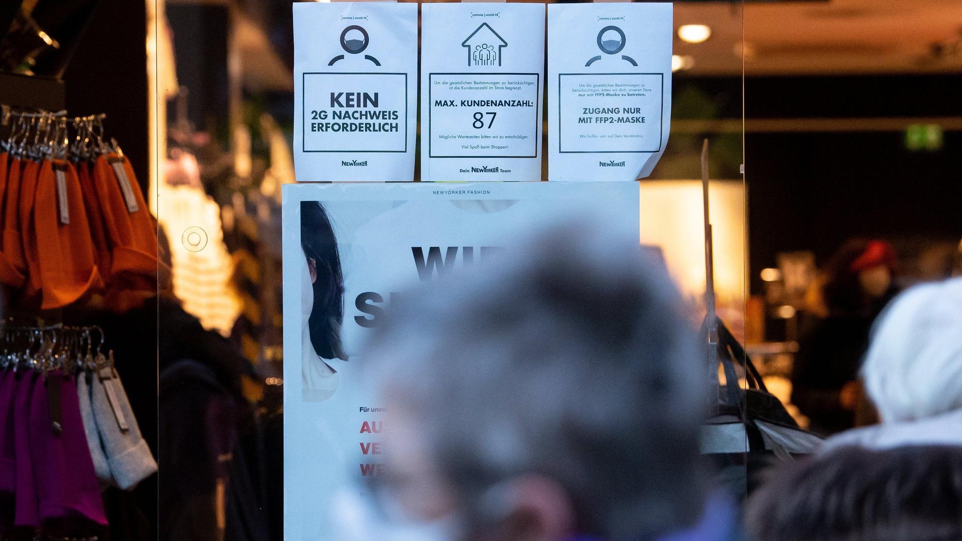 Bayern, München: Ein Schild mit der Aufschrift „Kein 2G Nachweis erforderlich“ ist am Schaufenster von einem Geschäft zu sehen. 