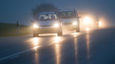 Wenn sich Fahrzeugkolonnen im Nebel bilden, besteht ein hohes Unfallrisiko. Deswegen gilt: Geschwindigkeit reduzieren und Sicherheitsabstand vergrößern.