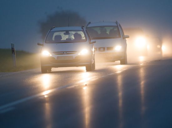 Wenn sich Fahrzeugkolonnen im Nebel bilden, besteht ein hohes Unfallrisiko. Deswegen gilt: Geschwindigkeit reduzieren und Sicherheitsabstand vergrößern.