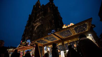 14.12.2018, Frankreich, Strassburg: Verschiedene Buden sind auf dem Weihnachtsmarkt vor dem Münster zu sehen. Zwei Tage nach dem Straßburger Terroranschlag hat die Polizei den mutmaßlichen Attentäter Chekatt getötet. Foto: Marijan Murat/dpa +++ dpa-Bildfunk +++