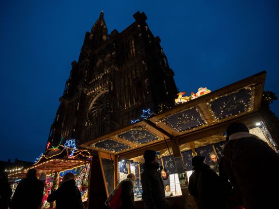 14.12.2018, Frankreich, Strassburg: Verschiedene Buden sind auf dem Weihnachtsmarkt vor dem Münster zu sehen. Zwei Tage nach dem Straßburger Terroranschlag hat die Polizei den mutmaßlichen Attentäter Chekatt getötet. Foto: Marijan Murat/dpa +++ dpa-Bildfunk +++