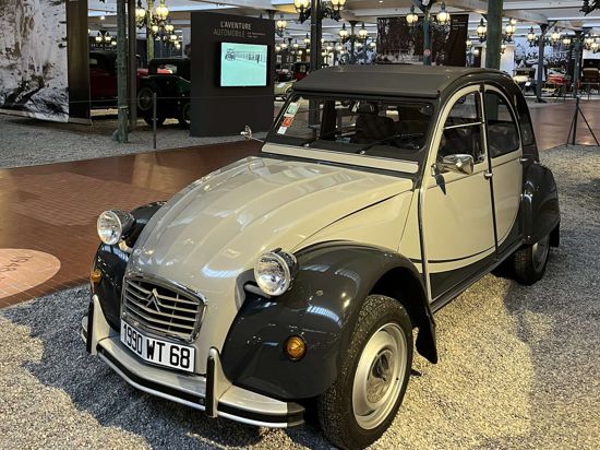 Graues Entlein? Mitnichten. Die 2CV-Ente scheint auch zwischen Bugattis und Delahaye der mobilen Frühphase im französischen Automobilmuseum in Mulhouse.   