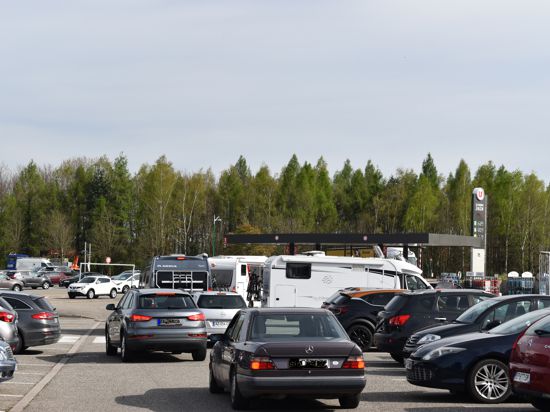 Lange Schlangen an den Tankstellen: Wer zum Einkaufen ins Elsass fährt, macht meist noch einen Zwischenstopp an der Zapfsäule.  